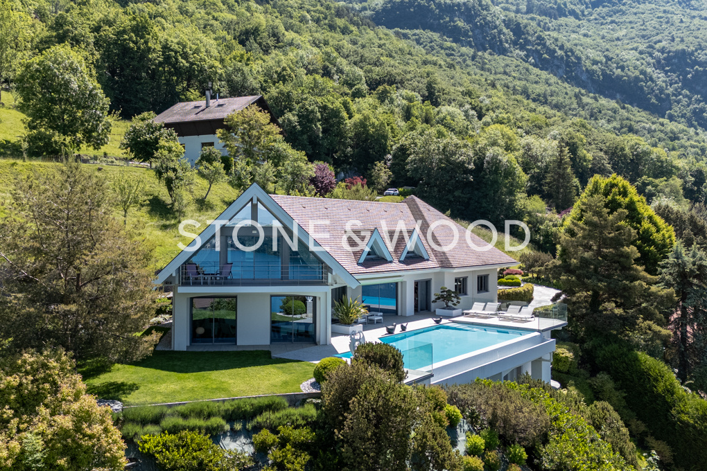 Villa d'exception avec une vue panoramique sur le lac et les